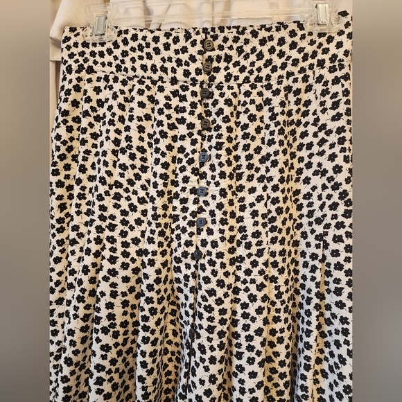 Women's H&M Maxi Skirt with Button Detail and Side Zipper Closure Size Four - Picture 3 of 4